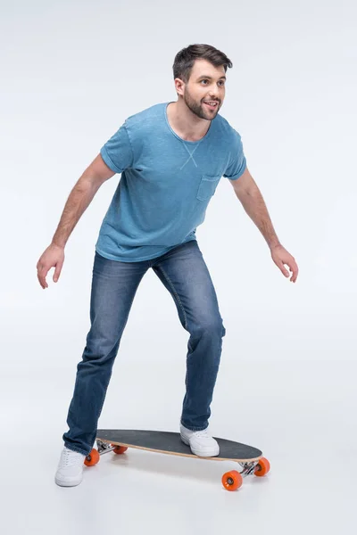 Junger Mann mit Skateboard — Stockfoto