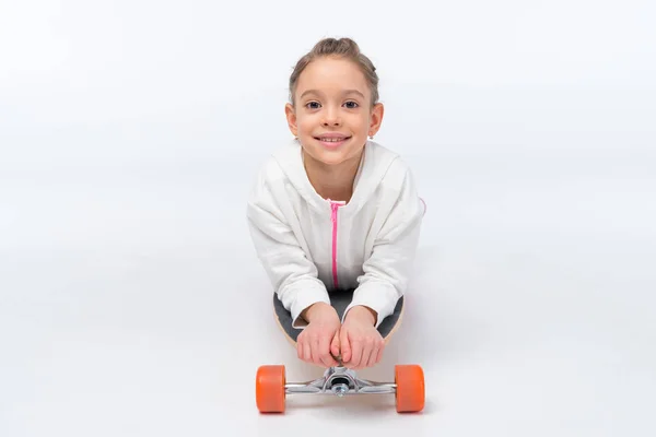 Liten flicka med skateboard — Stockfoto