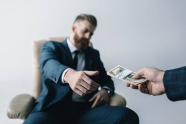 işadamı dolarlık banknotlar ile