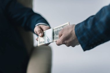 işadamı dolarlık banknotlar ile