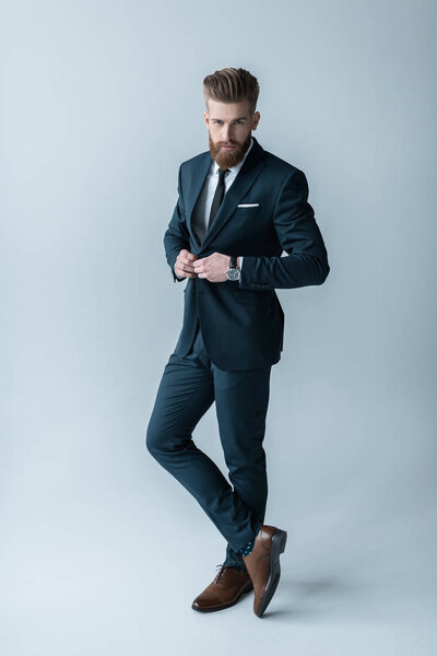 Стильный бородатый бизнесмен
