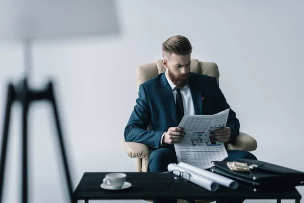 Empresario leyendo periódico — Foto de Stock