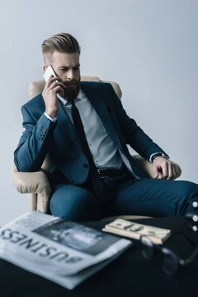 Businessman talking on smartphone — Stock Photo, Image