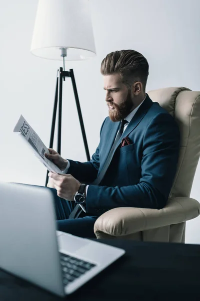 Businessman reading newspaper — Stock Photo, Image