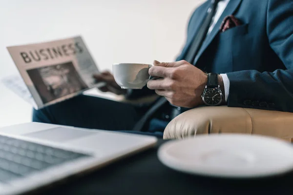 Affärsman läsa tidningen — Stockfoto