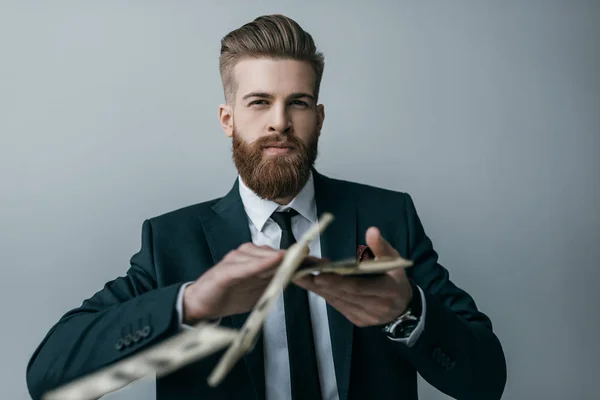 işadamı dolarlık banknotlar ile