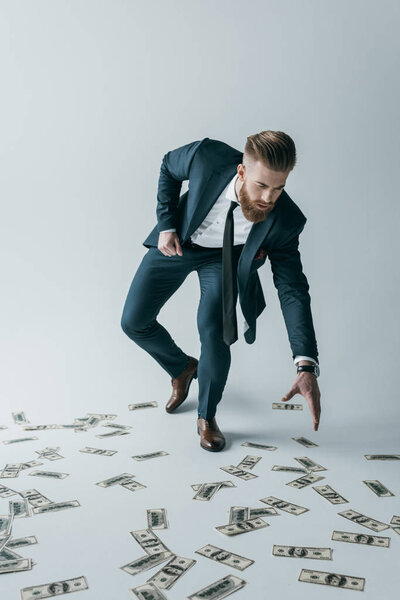 Бизнесмен с долларовыми банкнотами
