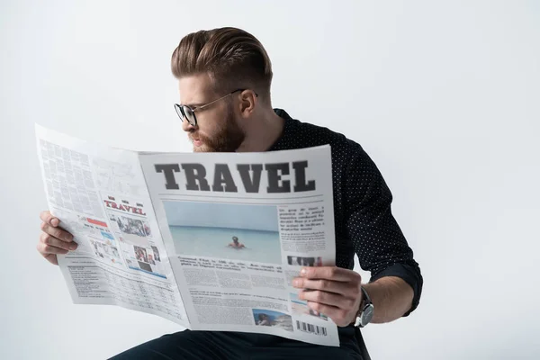 Стильний чоловік читає газету — стокове фото