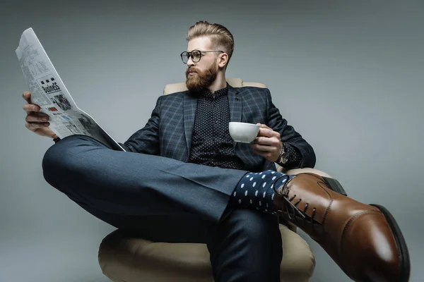 Homem de negócios elegante sentado em poltrona — Fotografia de Stock