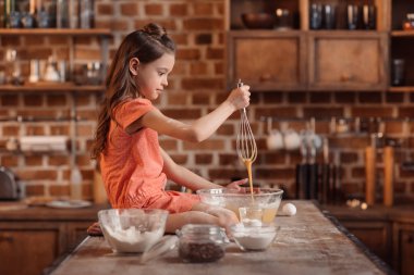 küçük kız pasta pişirme