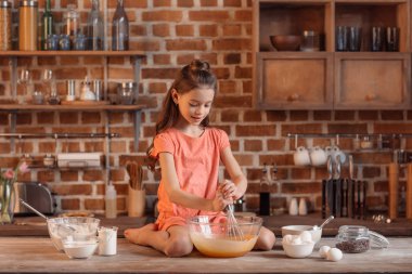 küçük kız pasta pişirme
