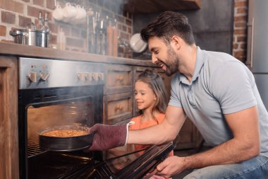 Baba ve kızı pişirme
