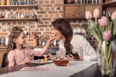 Anne ve kızı pasta ile