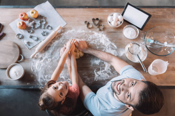 Отец и дочь готовят вместе
