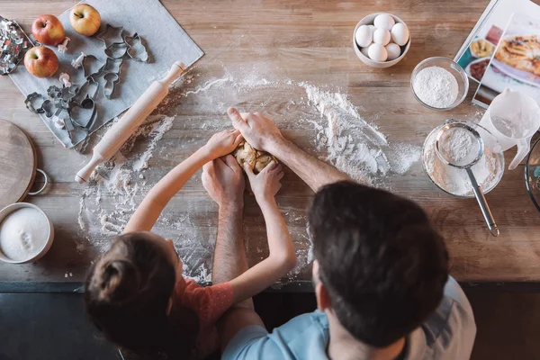 Père et fille cuisinent ensemble — Photo