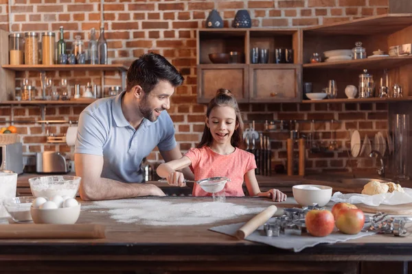 Baba ve kızı beraber yemek — Stok fotoğraf