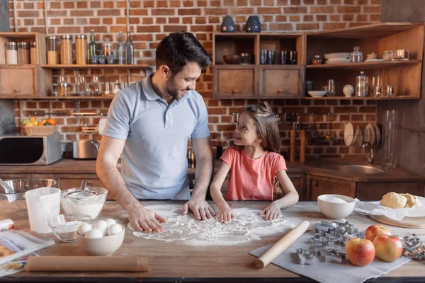 Pai e filha cozinhar juntos — Fotografia de Stock