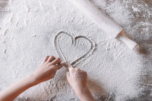 Heart symbol in flour — Stock Photo, Image