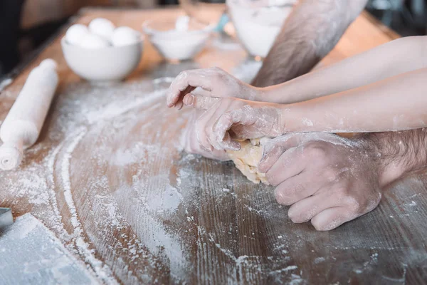 Pai e filha cozinhar juntos — Fotografia de Stock