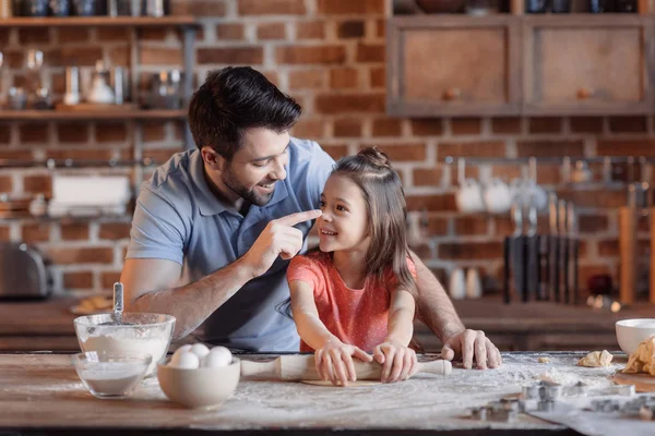 Baba ve kızı beraber yemek — Stok fotoğraf