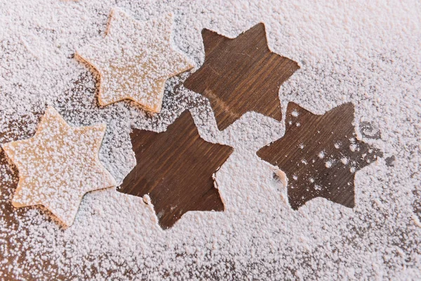 Ongebakken koekjes op tafel — Stockfoto