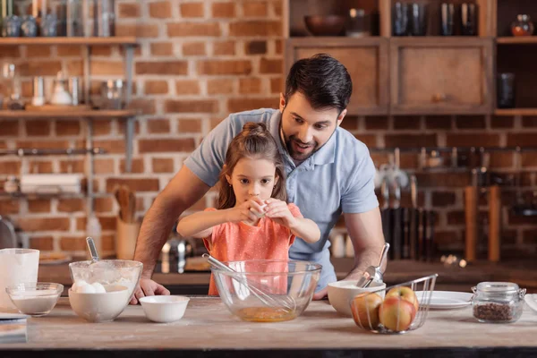 Padre e hija cocinando — Foto de Stock