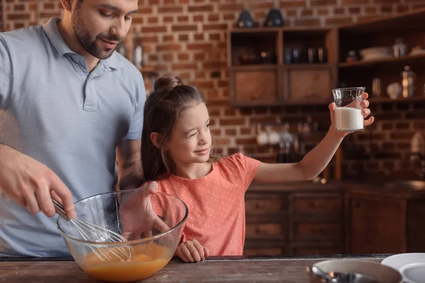 Pai e filha cozinhar — Fotografia de Stock