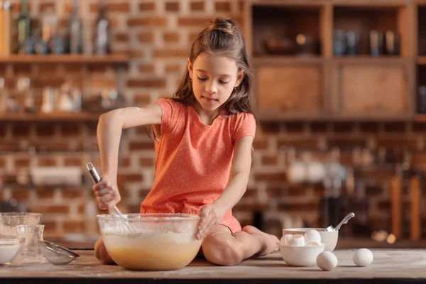 Liten flicka bakning bakverk — Stockfoto