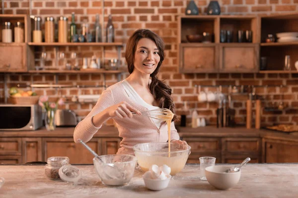 Vrouw koken in keuken — Stockfoto