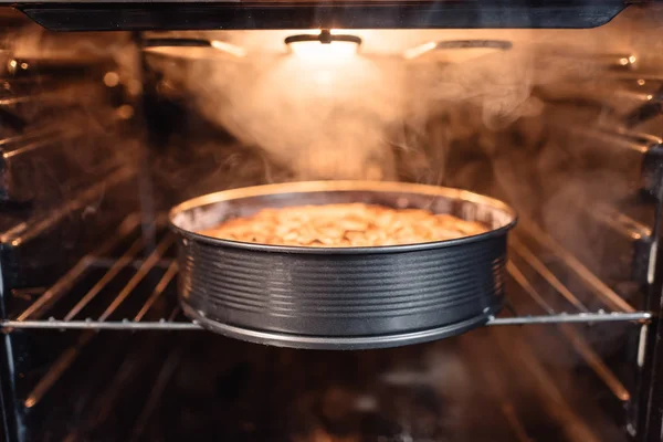 Huisgemaakte taart in de oven — Stockfoto