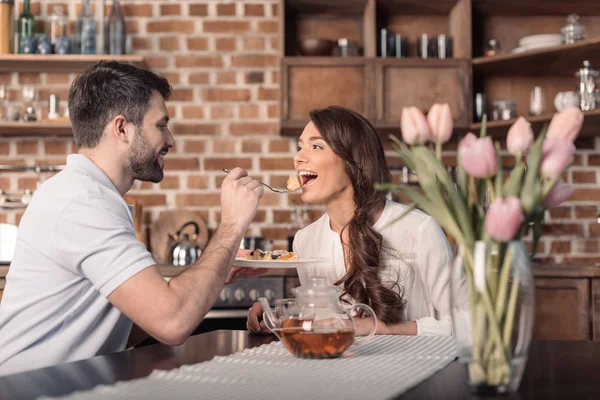 Couple eating cake — Stock Photo, Image