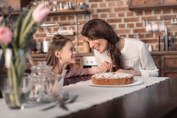 Anne ve kızı pasta ile — Stok fotoğraf