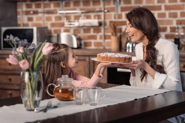 Anne ve kızı pasta ile — Stok fotoğraf