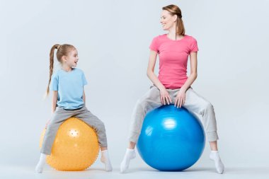 Anne ve kızı fitness topları ile