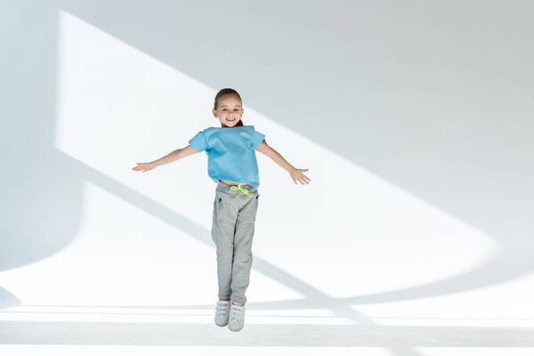 Маленькая девочка упражняется
