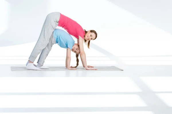 Mother and daughter exercising — Stock Photo, Image