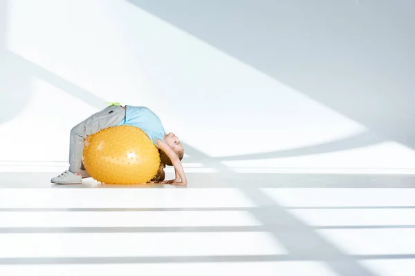 Menina exercitando na bola de fitness — Fotografia de Stock