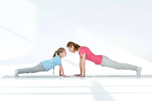 Mother and daughter exercising — Stock Photo, Image