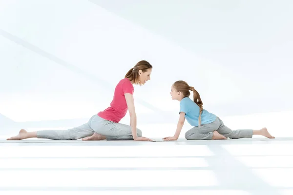 Mother and daughter exercising — Stock Photo, Image