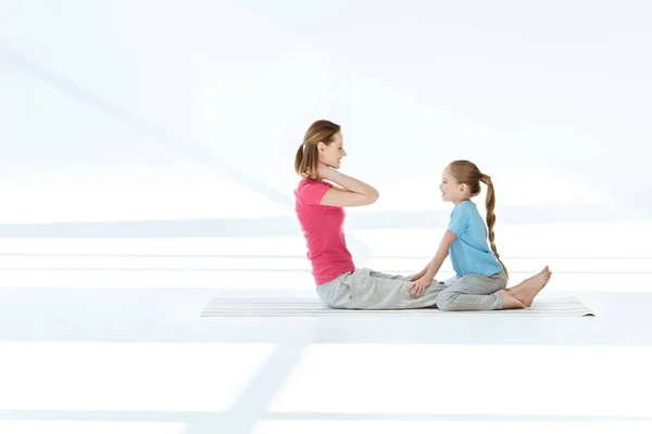 Mother and daughter exercising — Stock Photo, Image