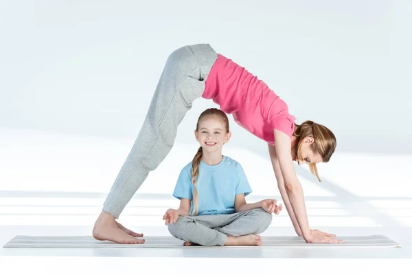 Matka a dcera cvičí jógu — Stock fotografie