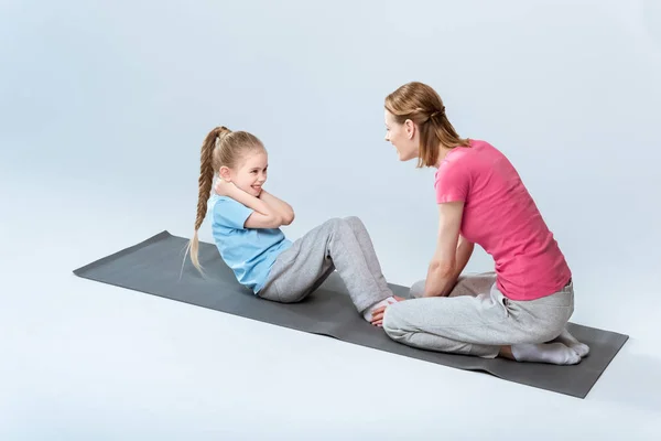 Sporty mother and daughter — Free Stock Photo