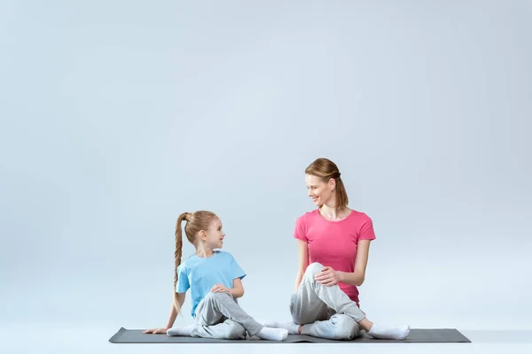 Sportieve moeder en dochter — Stockfoto