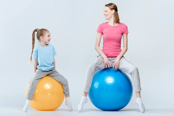 Madre e figlia con palline fitness — Foto Stock