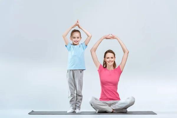 Sporty mother and daughter — Stock Photo, Image