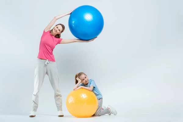 Mor och dotter med fitness bollar — Stockfoto