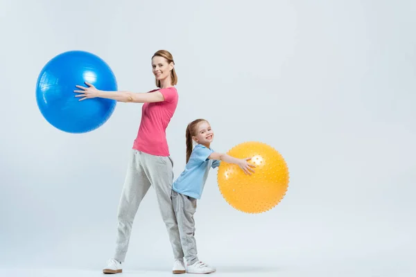 Mutter und Tochter mit Fitnessbällen — Stockfoto