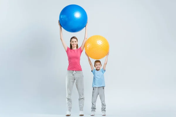 Mãe e filha com bolas de fitness — Fotografia de Stock