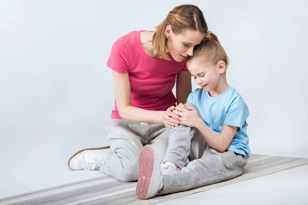 Mãe apaziguando filha — Fotografia de Stock