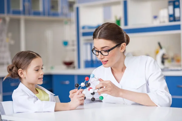 Insegnante e studenti scienziati — Foto Stock